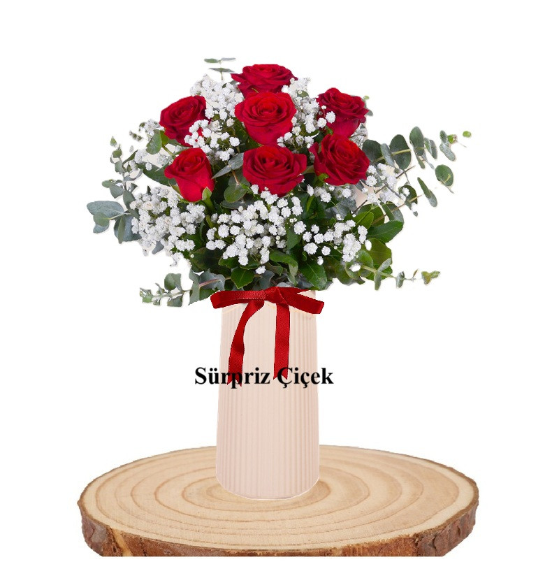 Bej Vazoda Kırmızı Güller
