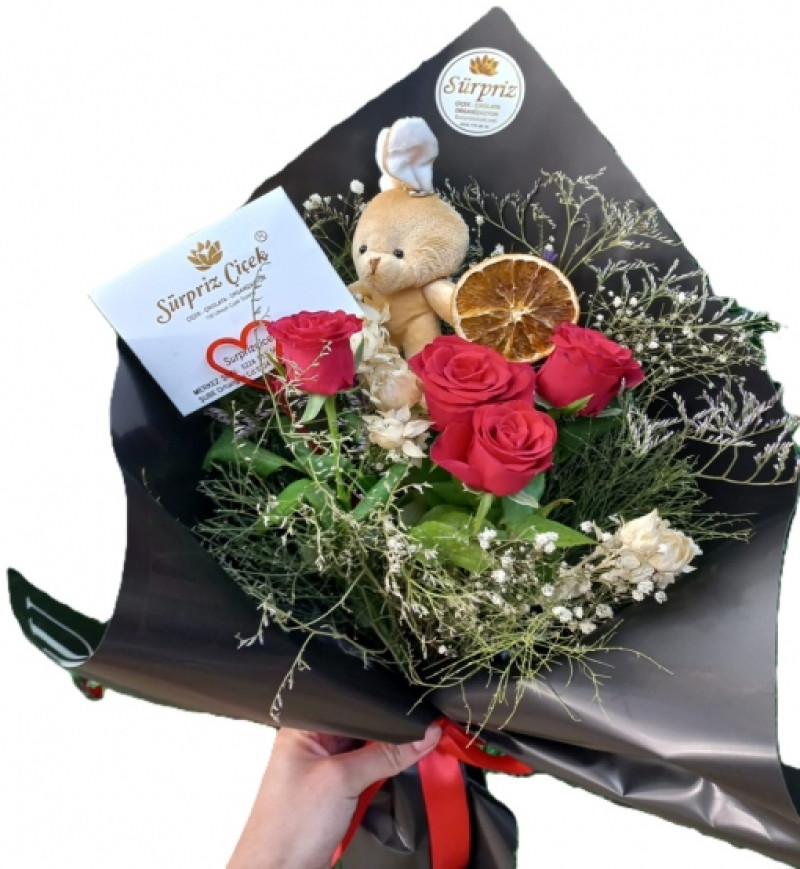 Sevimli Tavşan ve Kırmızı Güller